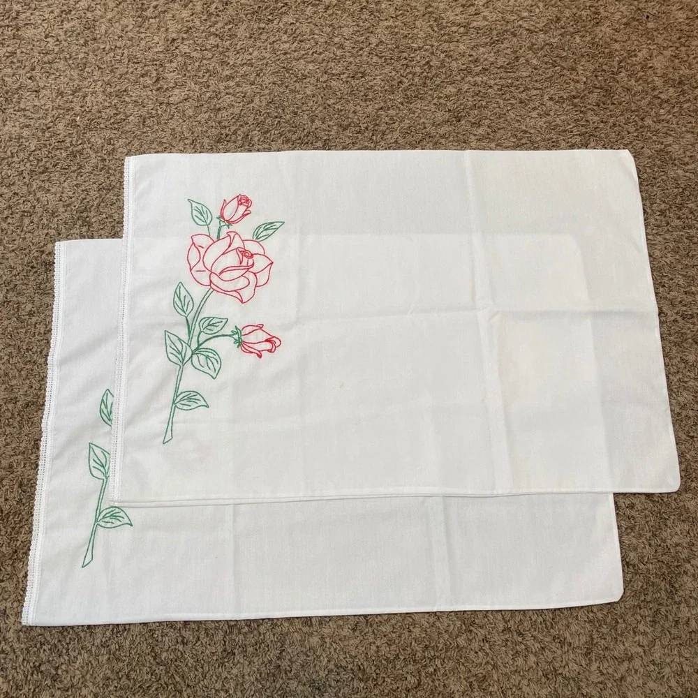 Vintage Embroidered Pillowcases Red Roses‎ White Lace Set of 2 Standard/Queen